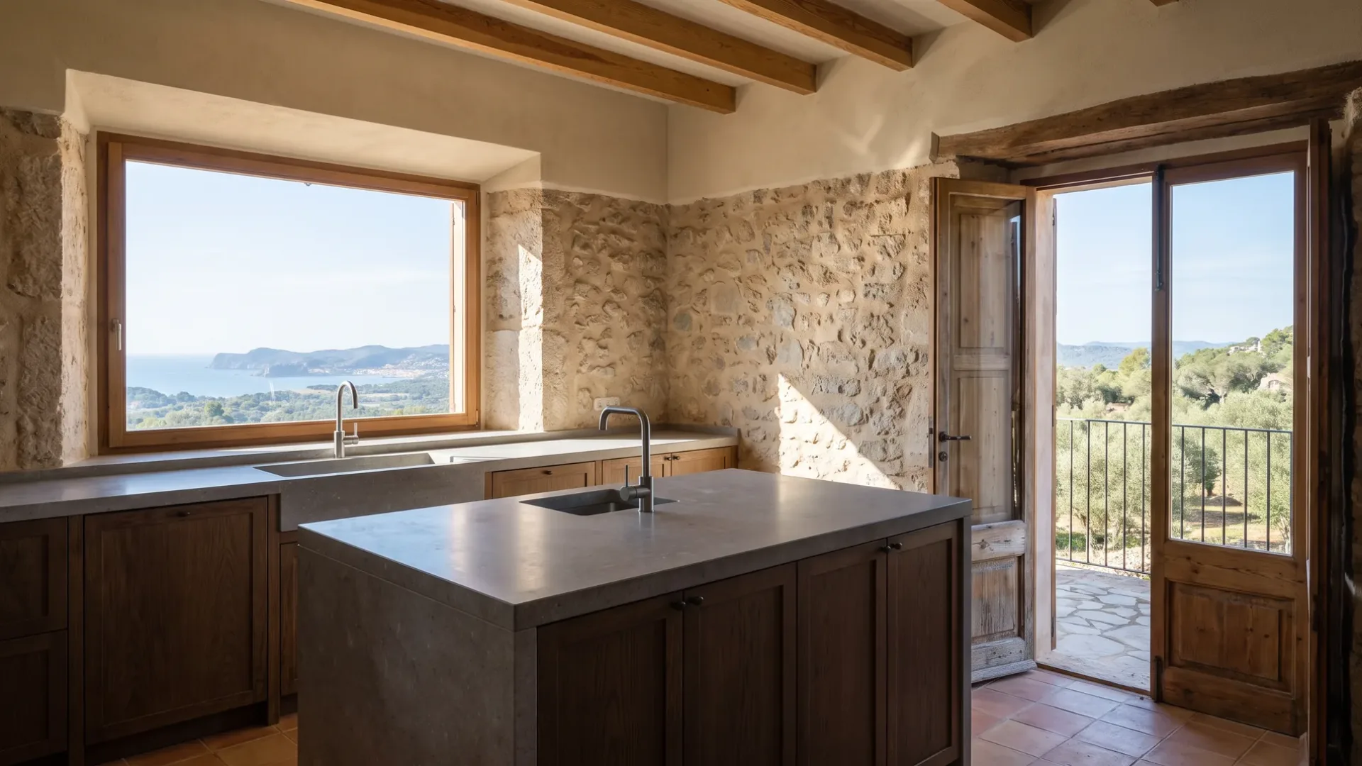 Küche mit Nussbaumschränken und grauer Kücheninsel in Betonoptik, breites Fenster über der Bucht und eine Tür zu einem kleinen Balkon