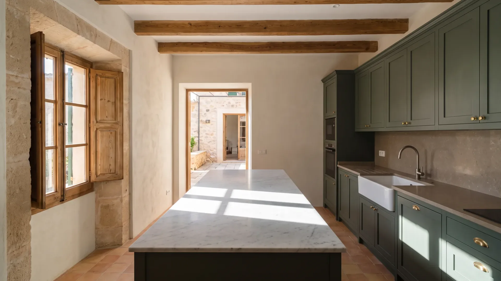 Stadthausküche mit dunkelgrün lackierten Küchenmöbeln, einer Kücheninsel mit Marmorplatte und einer Keramikspüle, Sonnenlicht auf der Insel